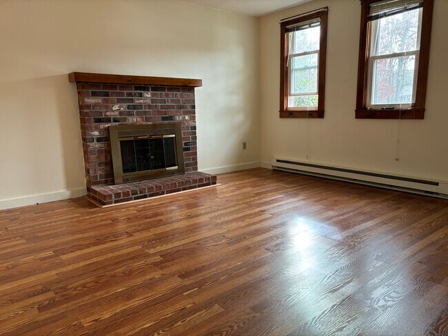 Sala de estar - 300 Falmouth Rd