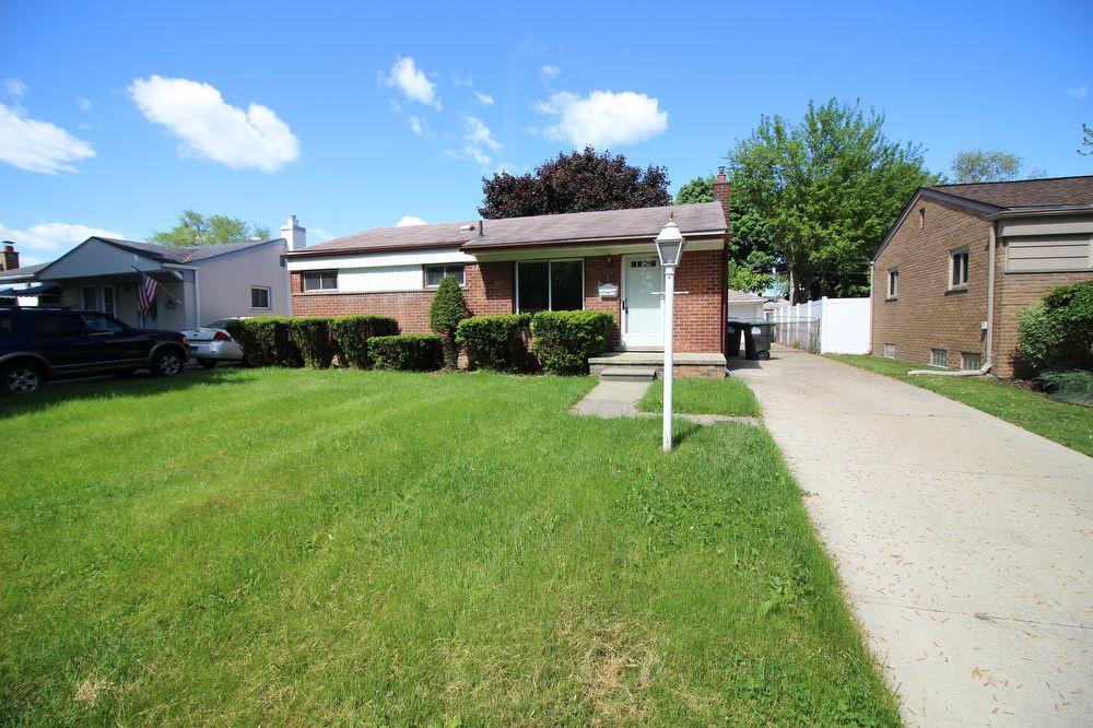 Home in Taylor with a basement House Rental in Taylor, MI