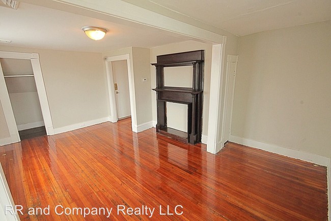 Building Photo - 207 Pine St