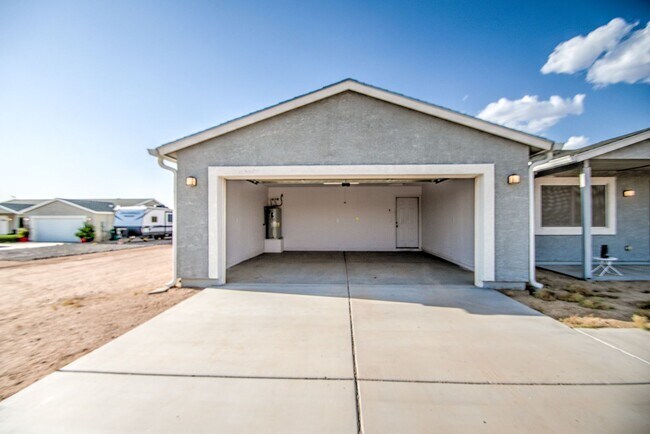 Foto del edificio - Large 1 + Acre Lot with 3 bedroom home in ...