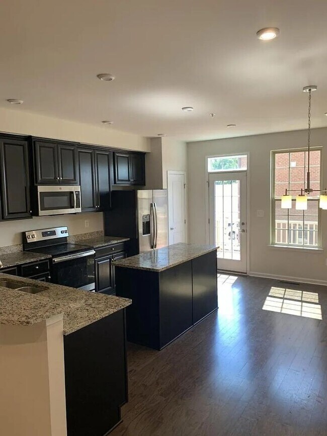 Foto del edificio - Modern 2BR + Office Townhome with Garage &...