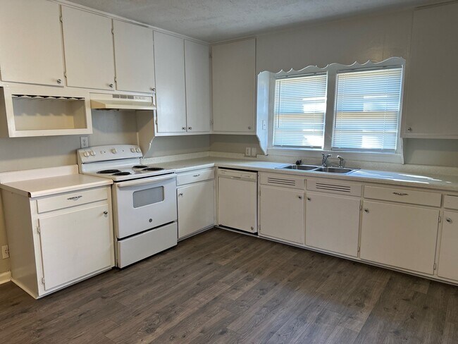 Building Photo - 5 Fair Oaks Dr