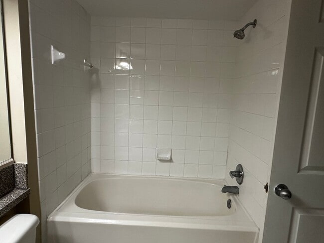 Building Photo - 1 bedroom, 1 bath condo