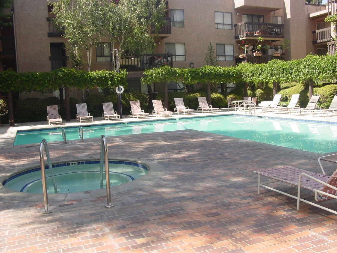 Primary Photo - 22100 Burbank Blvd