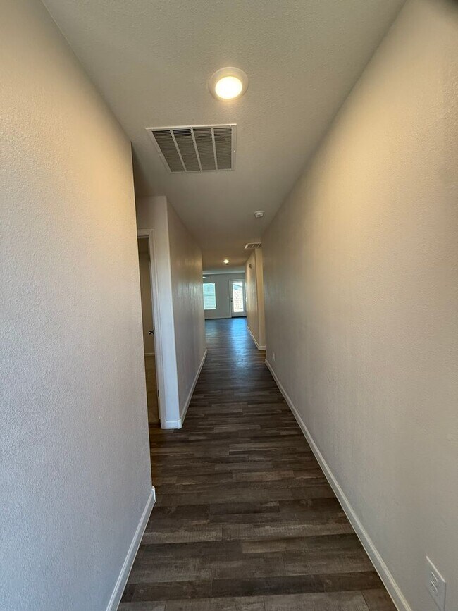 Building Photo - 4 Bedroom 2 Bath with fenced yard and 2car garage near River!
