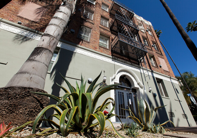 Building Photo - 401 S Kenmore Ave