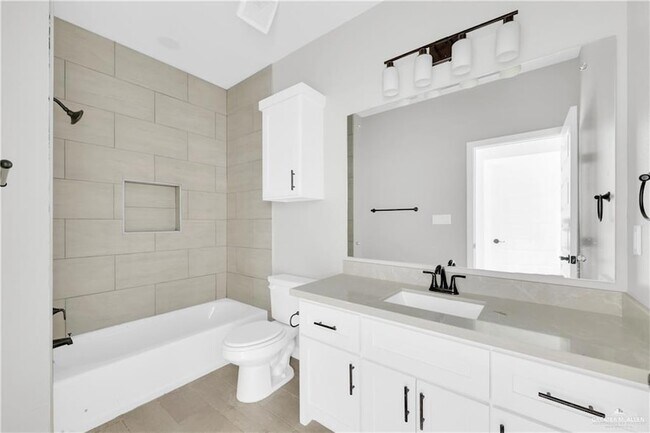 Building Photo - 909 W 13th St