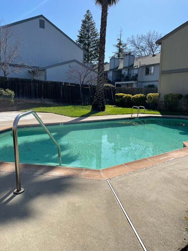 Foto del edificio - Carmichael apartment centrally located.