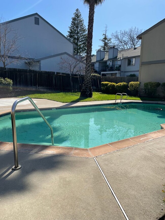 Building Photo - Carmichael apartment centrally located.