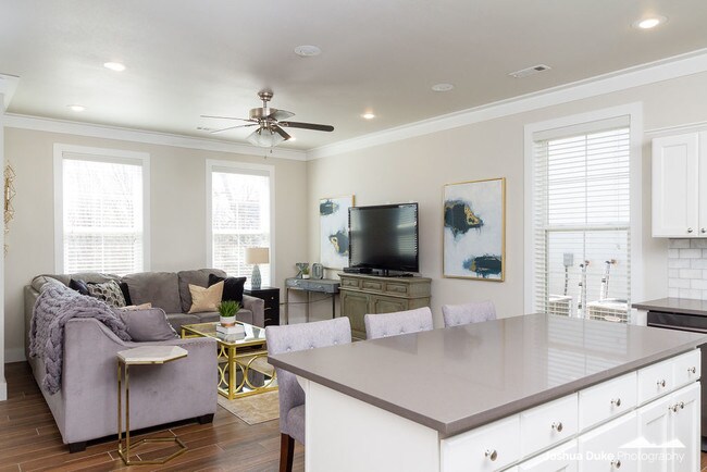 Building Photo - 1936 Maine St