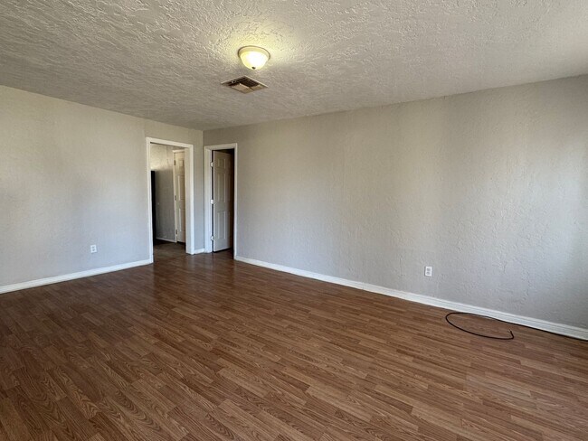 Building Photo - 1616 NW Taft- AVAILABLE NOW!