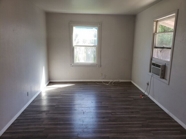 Building Photo - 461 Maple St. A