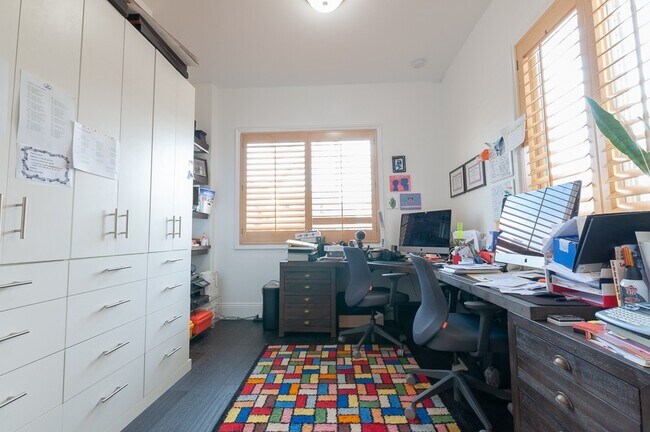 Foto del edificio - 143 N Arnaz Dr