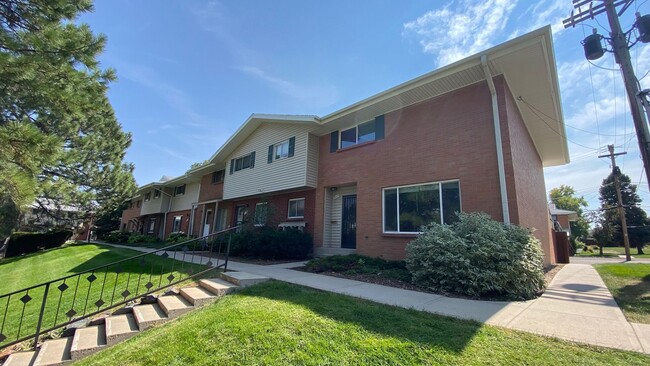 Building Photo - **3 bed 2.5 bath unit in Cherry Creek Town...