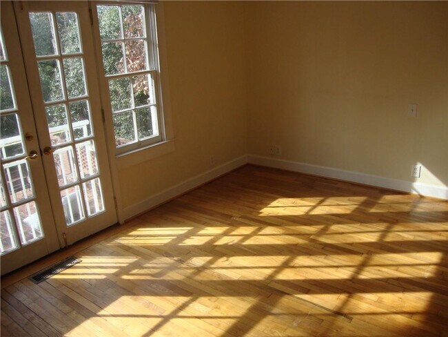 Foto del edificio - 3644 Kingsboro Rd NE