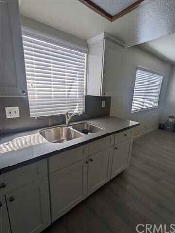 Building Photo - 704 S Sierra Vista Ave