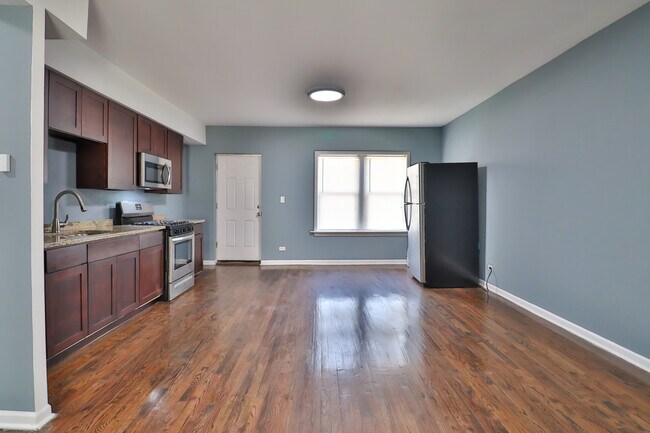 Building Photo - 1156 E 67th St