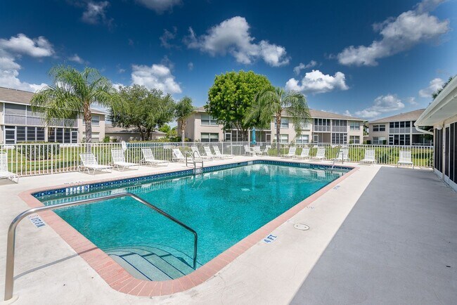 Foto del edificio - UPDATED GROUND FLOOR CONDO CLOSE TO 1-75