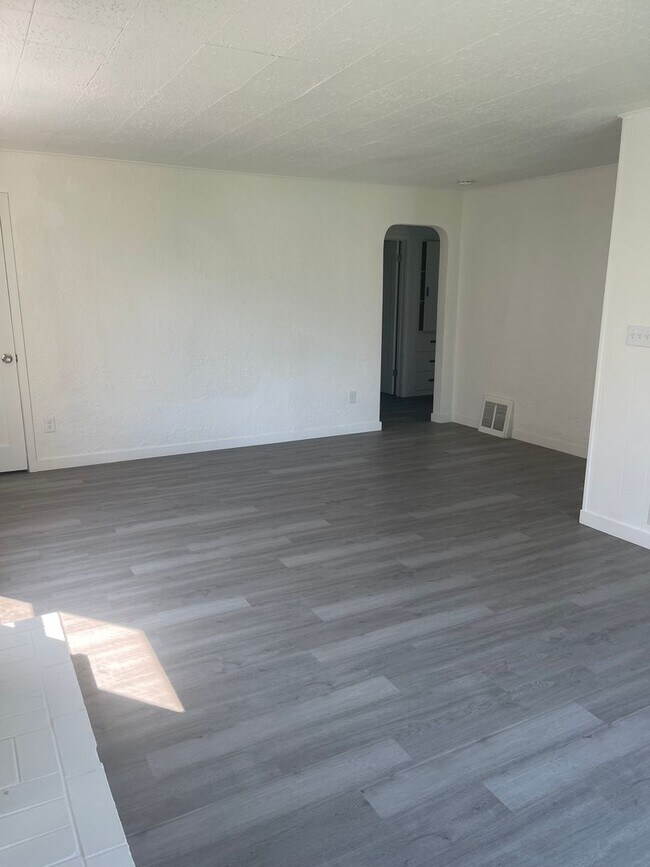 Foto del edificio - Spacious 4-Bedroom Home with Fireplace, Covered Patio & Detached Garage in Pasco