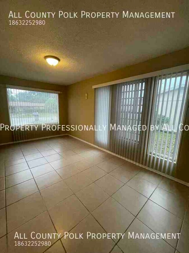 Building Photo - 3 Bedroom 1.5 Bath Single Family Home