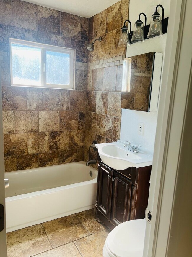 Foto del edificio - Newly remodeled home, new flooring and paint throughout
