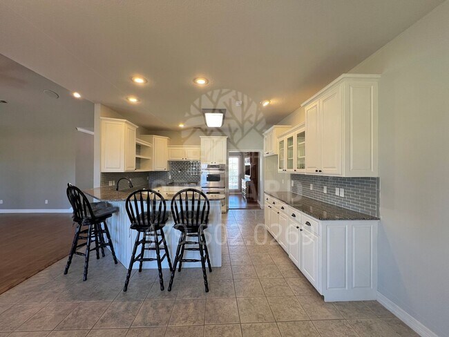 Foto del edificio - Single Family Home | Tontitown, AR | Stunning Home with Separate Shop