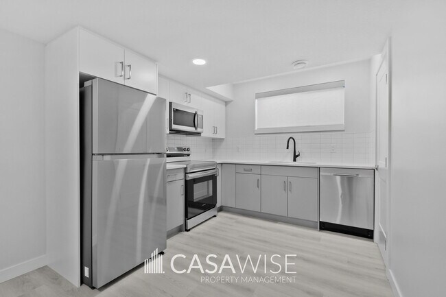 Building Photo - 10250 157 St NW