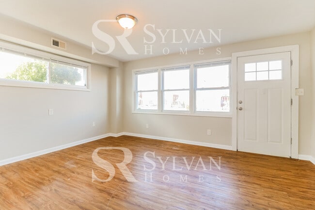 Building Photo - The living is easy in this lovely 3 bedroom
