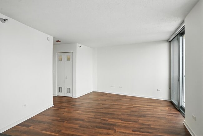 Building Photo - 504 N Kingsbury St