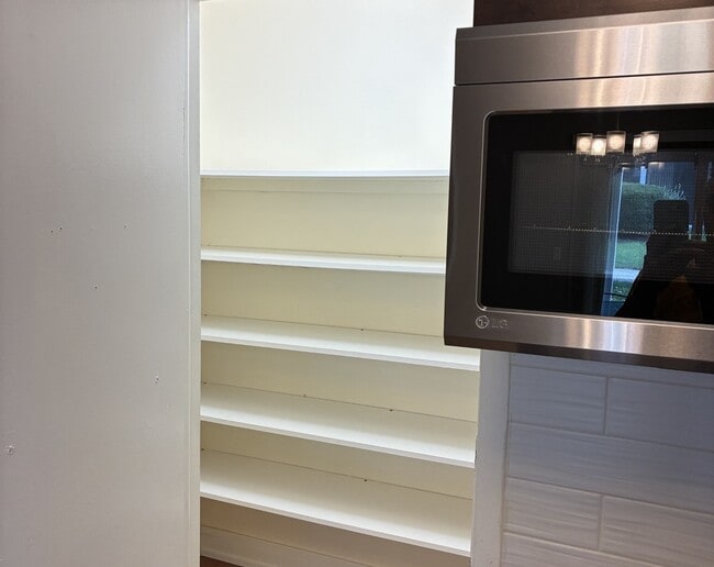 Building Photo - 366 Pinetree Ln