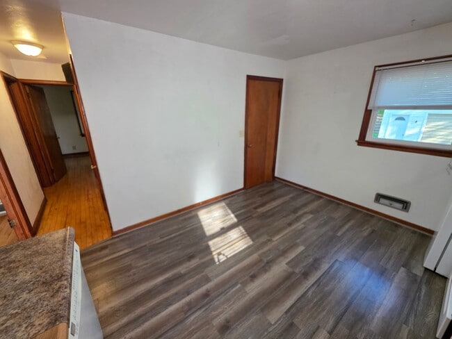 Building Photo - 513 Putnam Dr