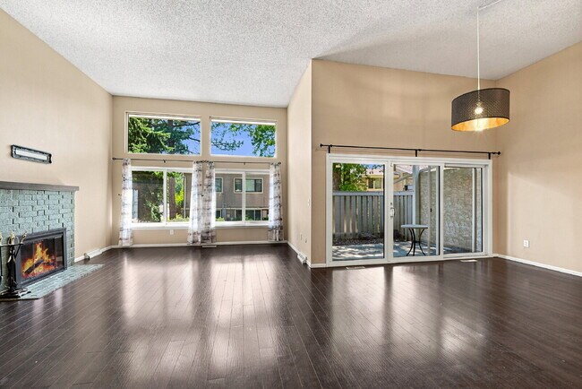 Foto del edificio - $2,795.95 - 3 Bed, 2 Bath Townhome with 2 Car Garage and Central AC!