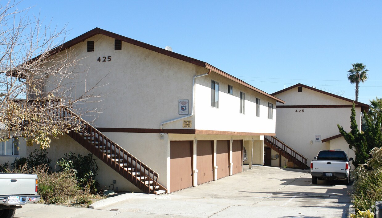 Primary Photo - 423-425 Millar Ave