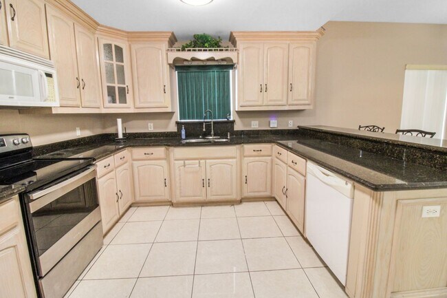 Building Photo - 715 Lake View Dr