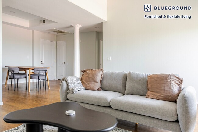 Foto del edificio - 2225 S Beverly Glen Blvd