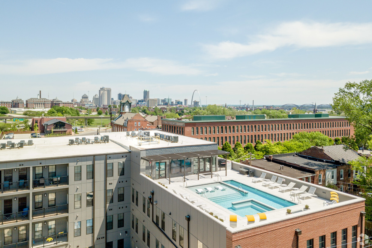 Rooftop Pool - 1400 Russell Apartments