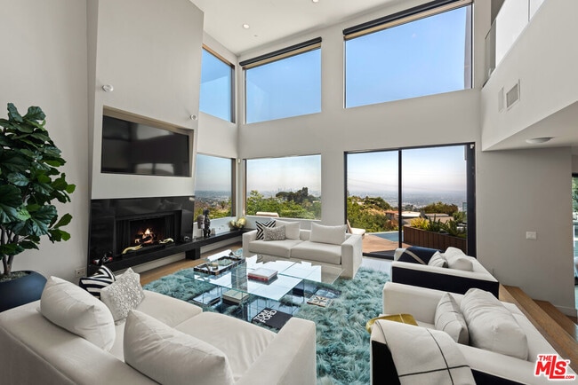 Building Photo - 2826 Las Alturas St