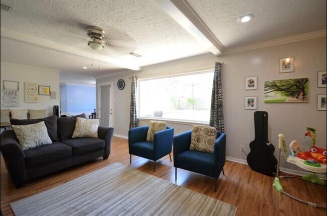 Foto del edificio - 4107 Cypress Lake Dr
