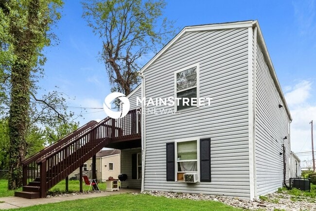 Building Photo - 3 Bedroom Pet-Friendly Home in Louisville, KY with Main Street Renewal