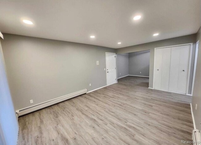 Foto del edificio - 2445 Torquay Ave