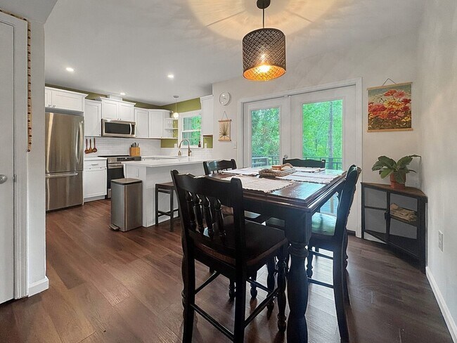 Foto del edificio - 902 Creekside Dr