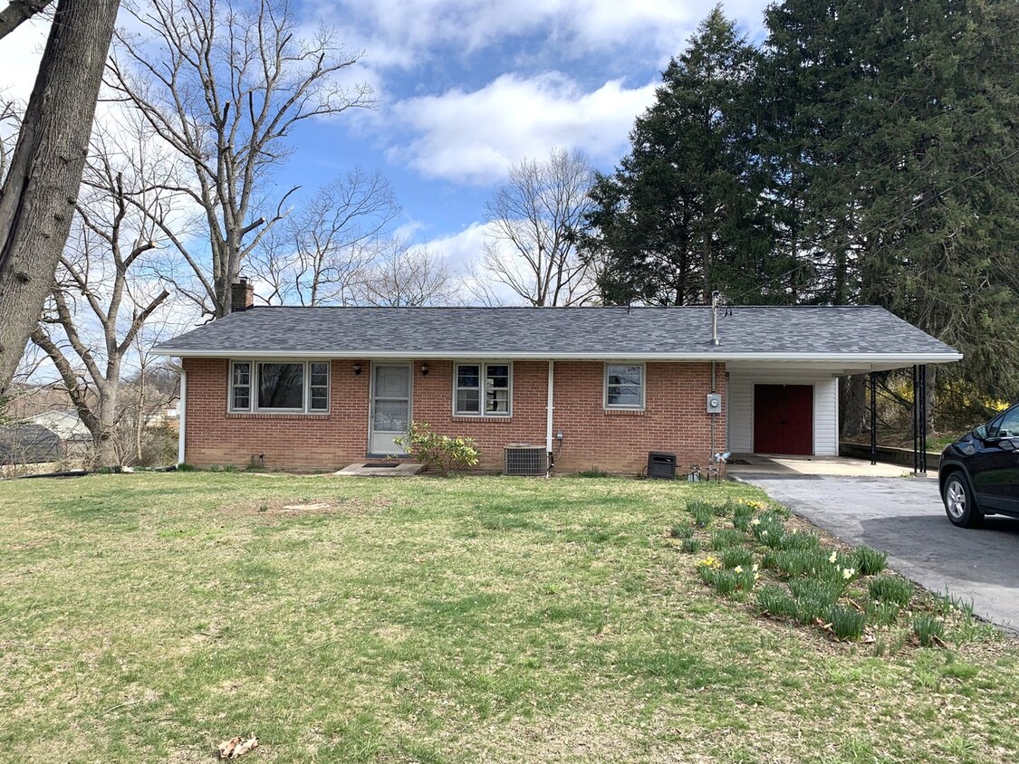 Foto principal - Charming 3-Bedroom, 1-Bath Single-Family Home