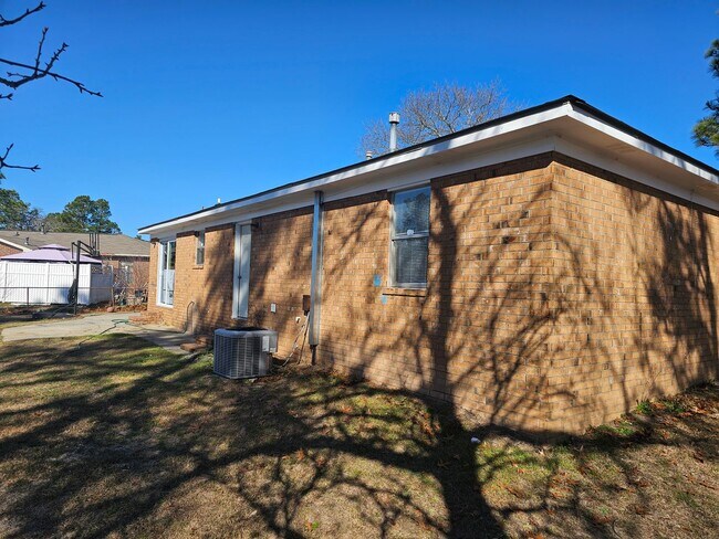 Building Photo - 3BR/2BA Brick Ranch