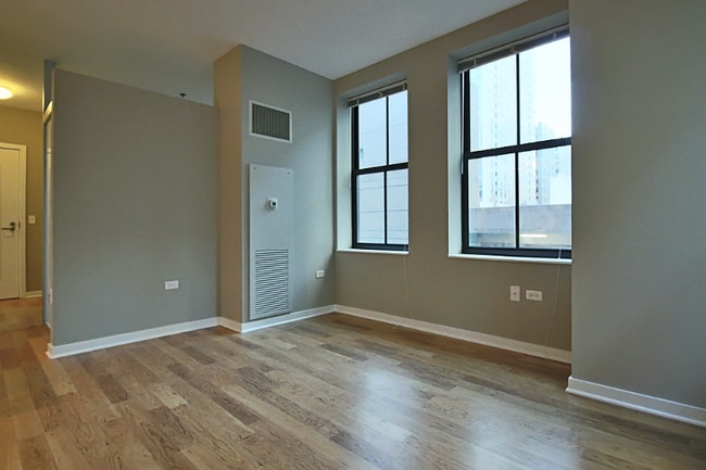 Foto del edificio - 211 W Randolph St