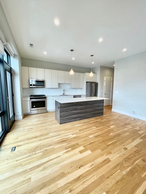 Building Photo - 4555 N Ravenswood Ave