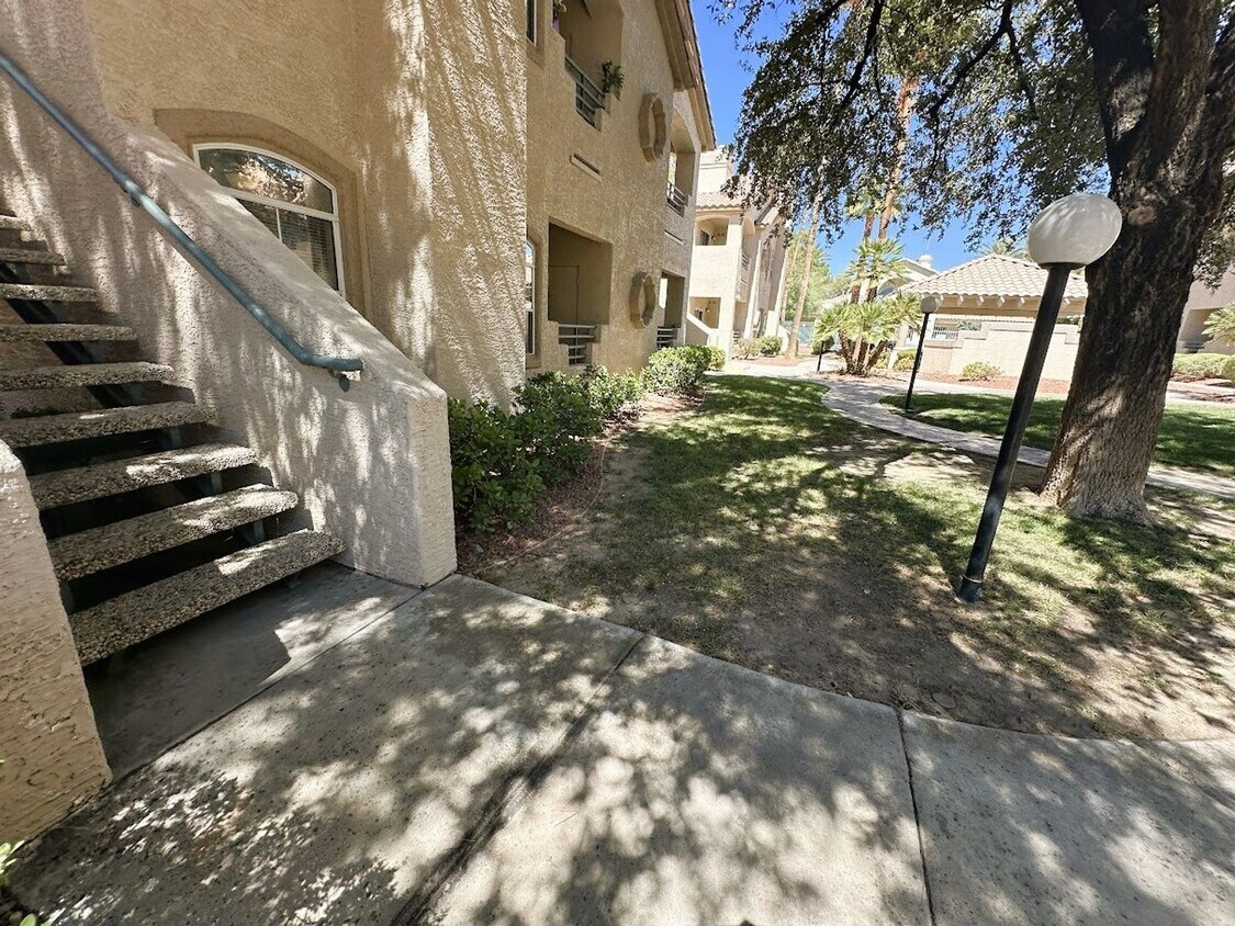 Foto del edificio - First floor 2 bedroom 2 bathroom 1 den spa...