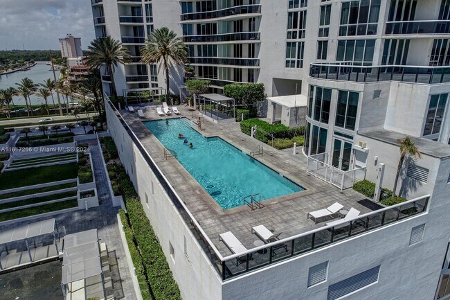 Foto del edificio - 15901 Collins Ave