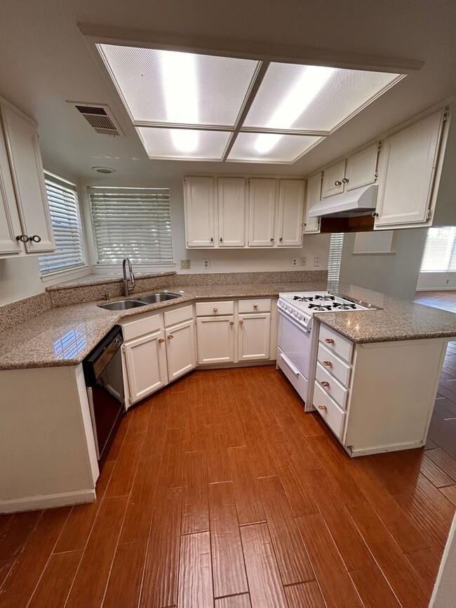 Building Photo - Cute home for rent in Visalia!