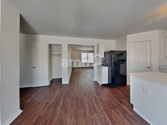 Foto del edificio - 2328 Salem Park Dr