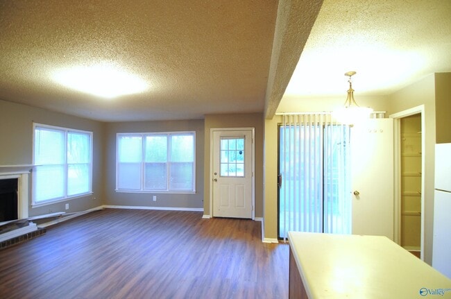 Building Photo - 2701 Lantern Walk SE